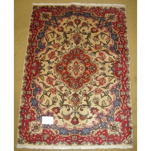 918 - A Kashan rug. 145 x 105.
Condition report: Excellent colour and condition.