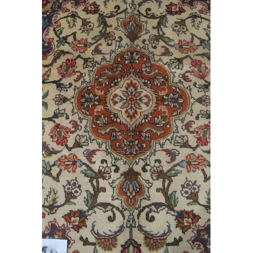 918 - A Kashan rug. 145 x 105.
Condition report: Excellent colour and condition.