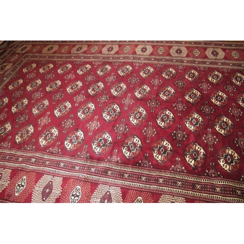 919 - A fine Turkoman carpet with repeat central pattern on burgundy ground. 3.90 x 2.50
Condition report:... 