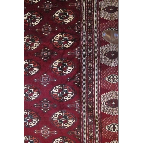 919 - A fine Turkoman carpet with repeat central pattern on burgundy ground. 3.90 x 2.50
Condition report:... 