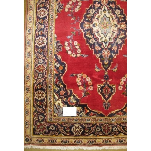 920 - A Kashan rug. 160 x 130.
Condition report: Good condition and colour.