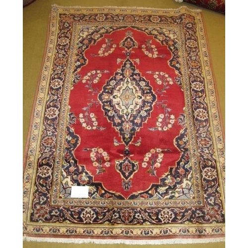 920 - A Kashan rug. 160 x 130.
Condition report: Good condition and colour.