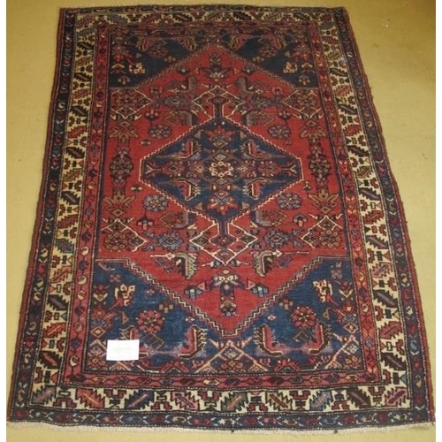 928 - A Persian Heriz rug, good size. 2.00 x 1.35
Condition report: Good condition and even colour.