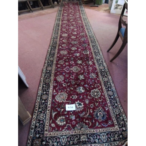 930 - A superb Kashan (Persian) runner. 5.35x1.00.
Condition report: In very good condition and even colou... 