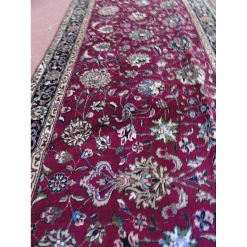 930 - A superb Kashan (Persian) runner. 5.35x1.00.
Condition report: In very good condition and even colou... 