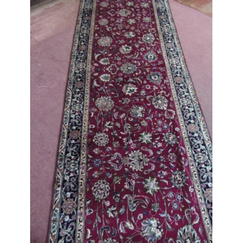 930 - A superb Kashan (Persian) runner. 5.35x1.00.
Condition report: In very good condition and even colou... 