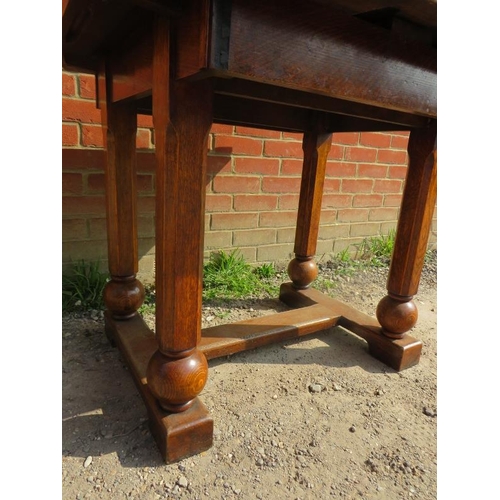 781 - An Art Deco oak draw leaf dining table of small proportions, on octagonal and ball turned supports t... 