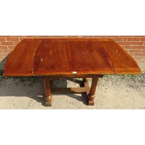 781 - An Art Deco oak draw leaf dining table of small proportions, on octagonal and ball turned supports t... 