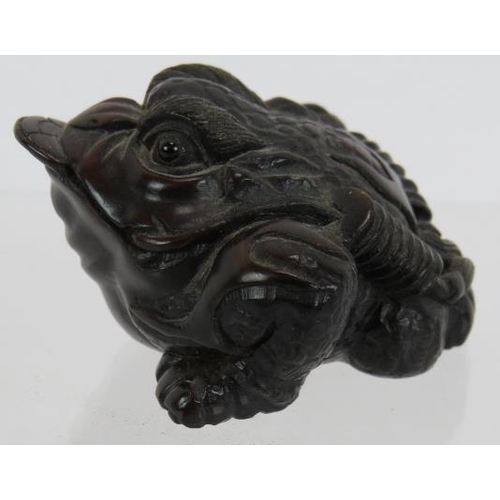 18 - A finely carved Japanese hardwood Netsuke of a frog with his tongue out. Height: 2.5cm. Signed panel... 