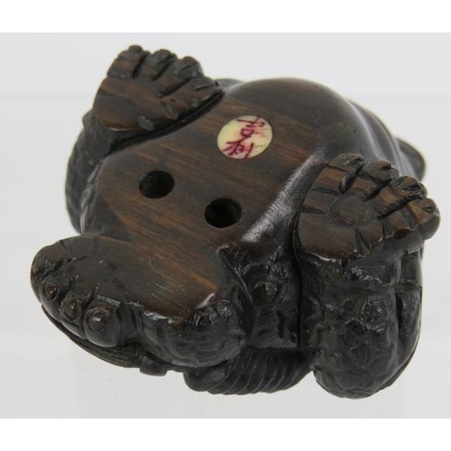 18 - A finely carved Japanese hardwood Netsuke of a frog with his tongue out. Height: 2.5cm. Signed panel... 