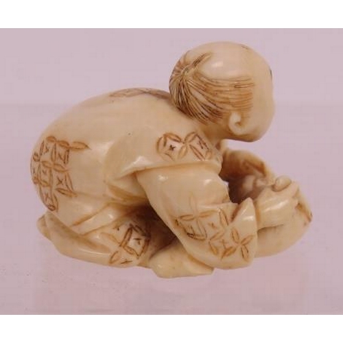 22 - A finely carved Japanese ivory Netsuke, early 20th century of a crouching figure. Height: 2.8cm. sig... 