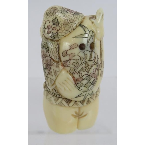 26 - A finely carved Japanese ivory Netsuke, Meiji period, of a traveller with a rat on his back. Height:... 