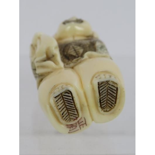 26 - A finely carved Japanese ivory Netsuke, Meiji period, of a traveller with a rat on his back. Height:... 