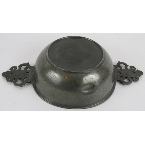 40 - A large 18th century pewter porringer with pierced handles bearing touch marks. Diameter: 17cm.
Cond... 