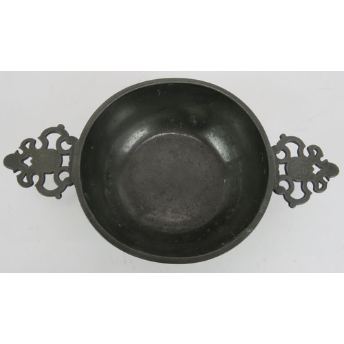 40 - A large 18th century pewter porringer with pierced handles bearing touch marks. Diameter: 17cm.
Cond... 