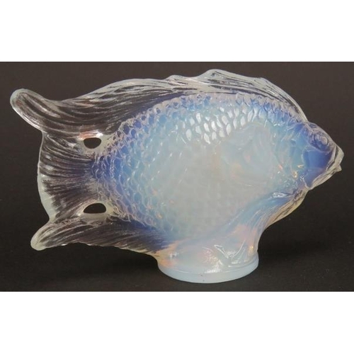 52 - An Art Deco opalescent glass fish attributed to Sabino. Length 12cm. Height 7.5cm.