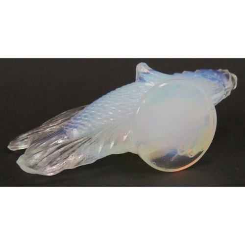 52 - An Art Deco opalescent glass fish attributed to Sabino. Length 12cm. Height 7.5cm.