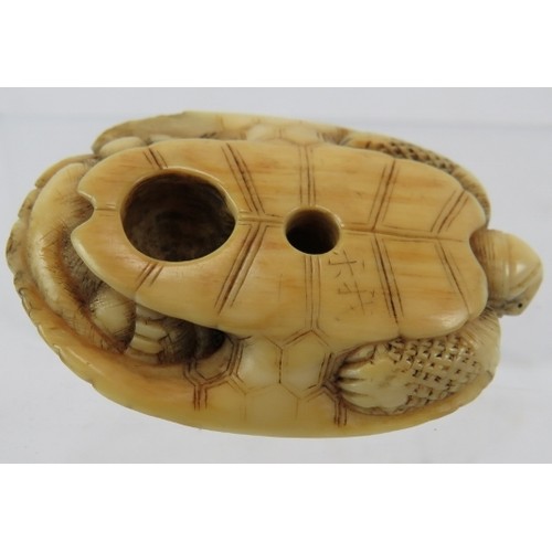 19 - A Japanese carved ivory Netsuke, late 19th century of a turtle. Length: 4.5cm. signed to base.
Condi... 