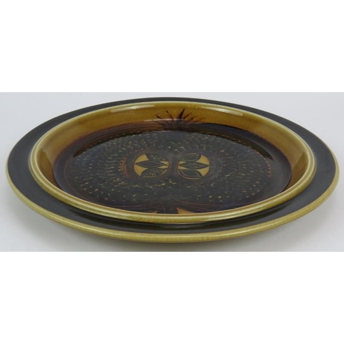 106 - A mid century Arabia of Finland Gog Fructus pomegranate charger, diameter 33cm.
Condition report: Ag... 