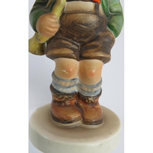 133 - 11 mixed German Goebel figurines 1930s onwards. Tallest 14cm. (11).
Condition report: One boy with c... 