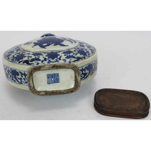 30 - An antique Chinese porcelain Ming style moon flask with Ruyi-head handles, peach and bat decoration ... 