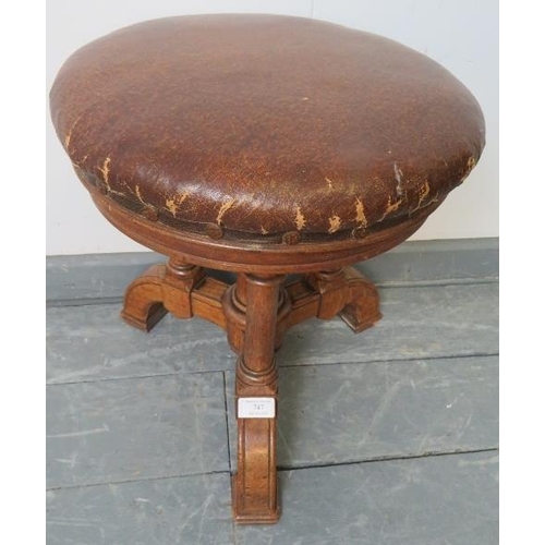 747 - A Victorian medium oak music stool, with rexine seat. 
Condition report: Some wear to rexine.
H40cm ... 