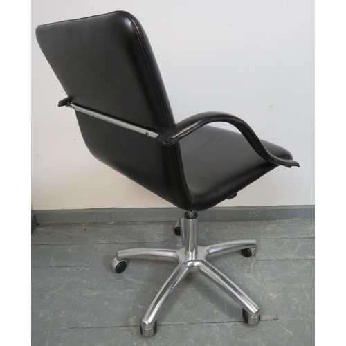 853 - A contemporary Italian swivel office chair by Frag, with height adjust, upholstered in soft grain bl... 