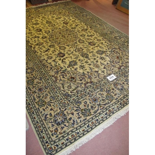 919 - Fine Kashan Persian carpet cream ground. A good quality carpet in clean condition. 300cm x 200cm (ap... 