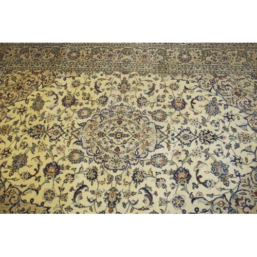 919 - Fine Kashan Persian carpet cream ground. A good quality carpet in clean condition. 300cm x 200cm (ap... 