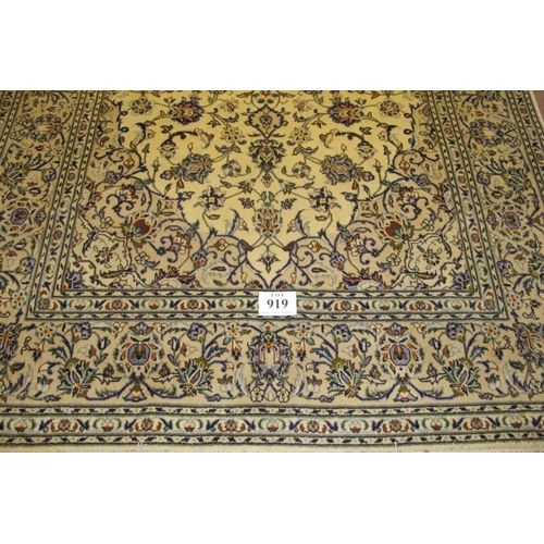 919 - Fine Kashan Persian carpet cream ground. A good quality carpet in clean condition. 300cm x 200cm (ap... 