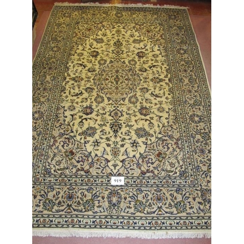 919 - Fine Kashan Persian carpet cream ground. A good quality carpet in clean condition. 300cm x 200cm (ap... 