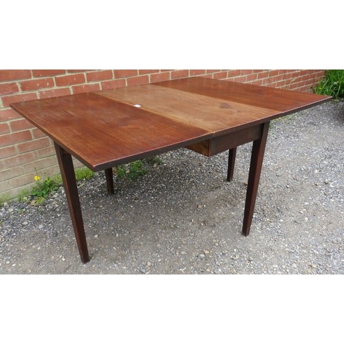 873 - A Georgian mahogany drop leaf cottage dining table, on tapering square supports. 
Condition report: ... 