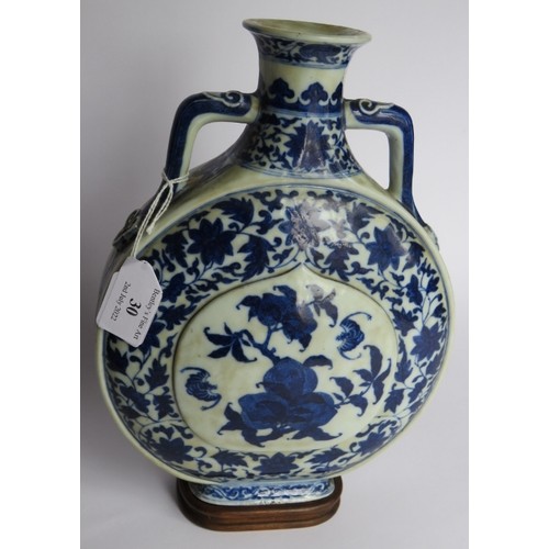 30 - An antique Chinese porcelain Ming style moon flask with Ruyi-head handles, peach and bat decoration ... 