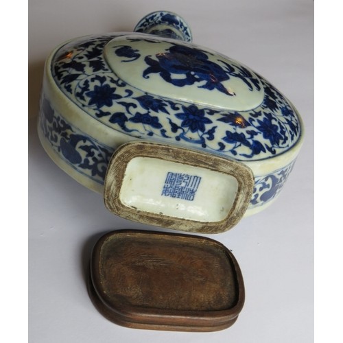 30 - An antique Chinese porcelain Ming style moon flask with Ruyi-head handles, peach and bat decoration ... 