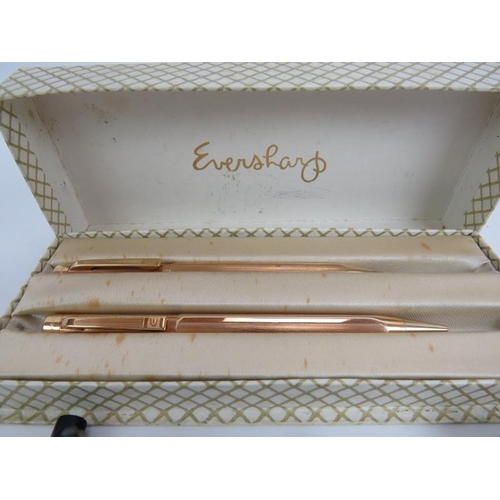 115A - A collection of vintage propelling pencils including a boxed Eversharp set, boxed Yardo-led pencil, ... 