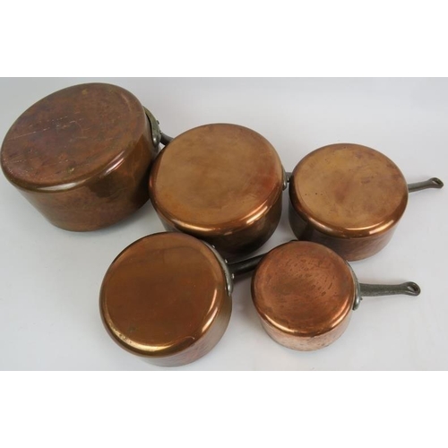 26 - A set of five heavy copper saucepans with rivetted iron handles. Largest 20cm diameter. (5).
Conditi... 