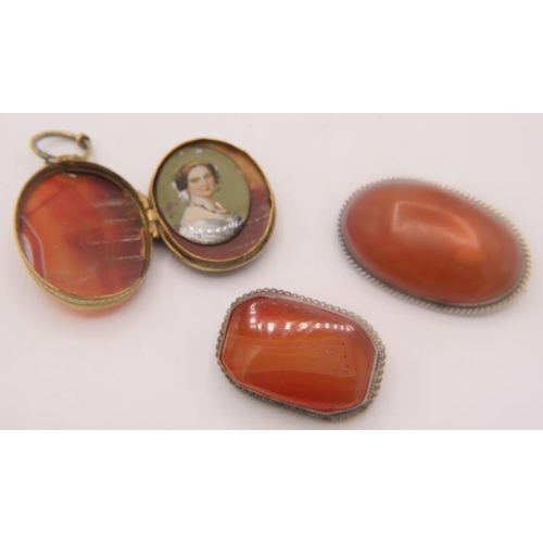 390 - An oval vintage amber pendant/brooch, approx 25mm x 40mm, an agate brooch and a double sided agate p... 