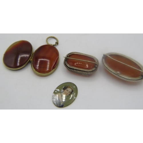 390 - An oval vintage amber pendant/brooch, approx 25mm x 40mm, an agate brooch and a double sided agate p... 