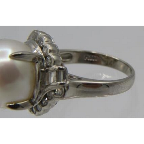 419 - A large platinum cultured pearl ring with baguette & round cut brilliant diamonds, size L. Diamonds ... 