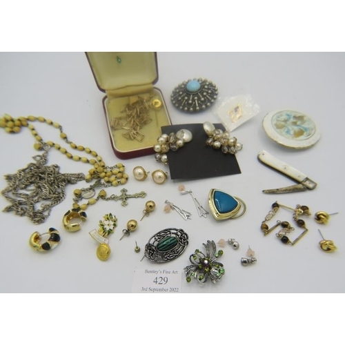 429 - An assortment of mainly vintage jewellery to include a 9ct yellow gold & tiger's eye bracelet, appro... 