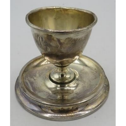 498 - A silver egg cup on a fixed stand, Birmingham 1926, weighted base, monogrammed.
Condition report: So... 