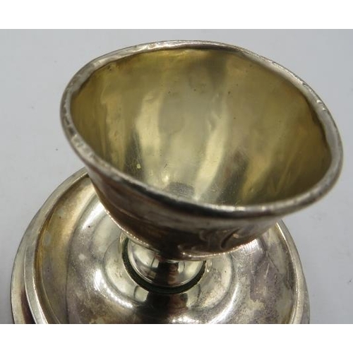 498 - A silver egg cup on a fixed stand, Birmingham 1926, weighted base, monogrammed.
Condition report: So... 