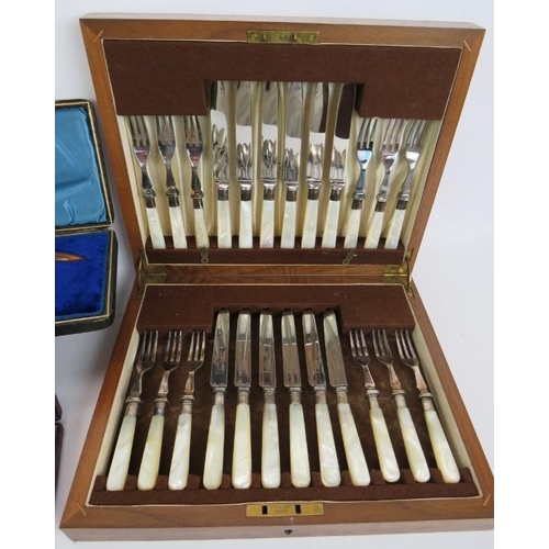 75 - A quantity of silver plated jam spoons and serving ware including a boxed fruit set, fish knives, gr... 