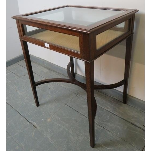 730 - An Edwardian mahogany bijouterie table, the rising lid with inset bevelled glass, on tapering square... 