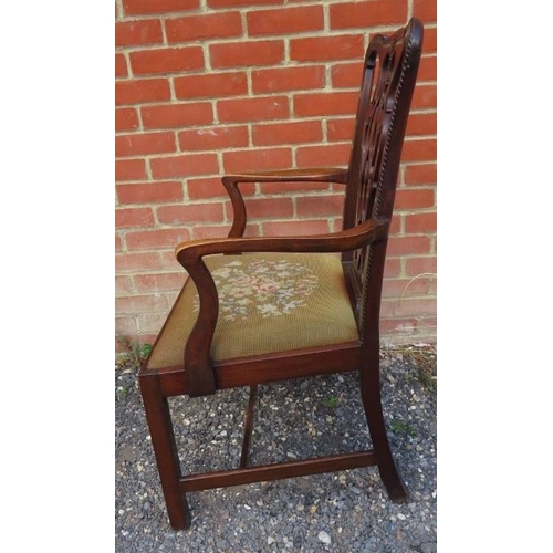 813 - A set of eight (6+2) Georgian mahogany dining chairs with shaped and pierced back splats in the Chip... 