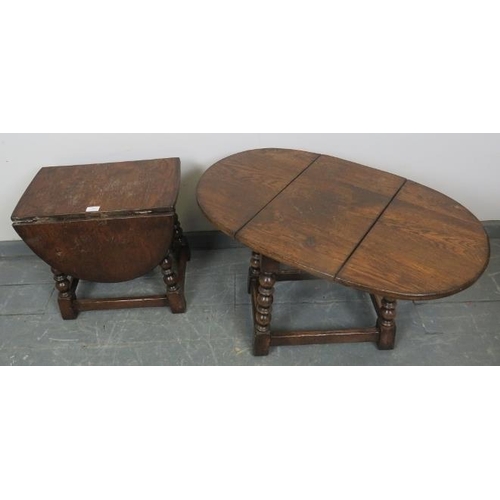 851 - A pair of vintage oak drop leaf oval side tables in an 18th century taste, on ball turned supports w... 