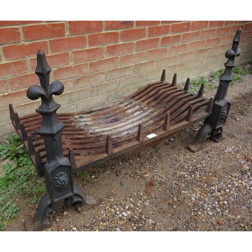 854 - An antique cast iron fire basket with two fire dogs featuring fleur de lis finials and splayed suppo... 