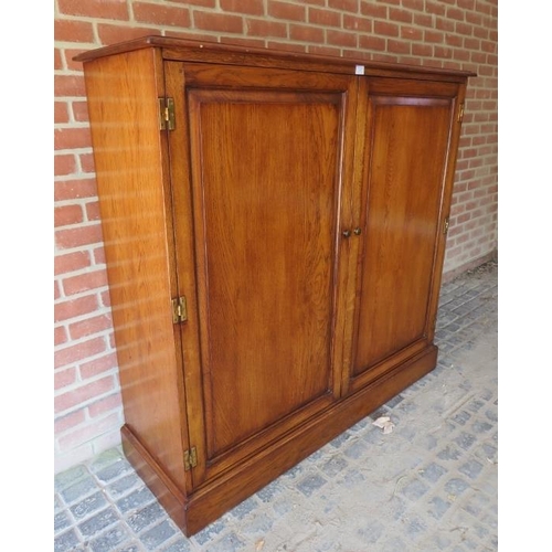 877 - A good quality antique style bespoke golden oak drinks cabinet/bar, the rising lid and double doors ... 