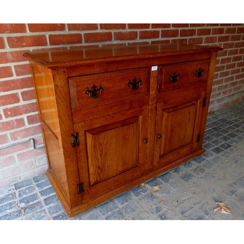 878 - A good quality bespoke golden oak sideboard cabinet in the 18th century taste, the two doors with du... 