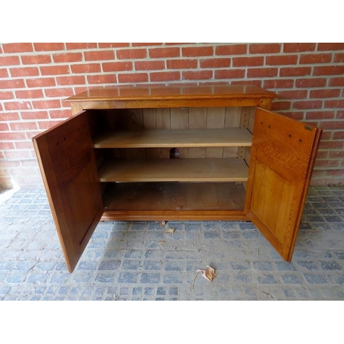 878 - A good quality bespoke golden oak sideboard cabinet in the 18th century taste, the two doors with du... 